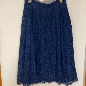 Women’s pretty lacy style back zipper lined long skirt size M
